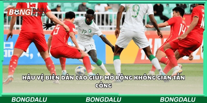 Hậu vệ biên dâng cao giúp mở rộng không gian tấn công